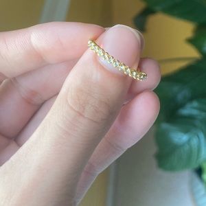 Pretty dainty diamond gold ring size 7